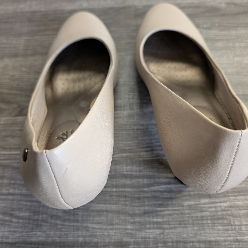 Life Stride Women's Size 8 Nude Heels - Picture 2 of 16
